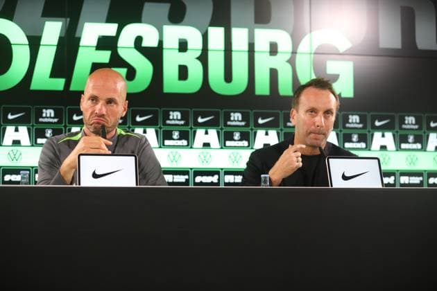 VfL PK Wolfsburg, 23.10.2025, FUßBALL - VfL Wolfsburg, Pressekonferenz vor dem Spiel gegen HSV, 1. Bundesliga, Saison 2024 25. Cheftrainer Paul Simonis (VfL Wolfsburg), Sportdirektor Sebastian Szindzielorz (VfL Wolfsburg) Wolfsburg