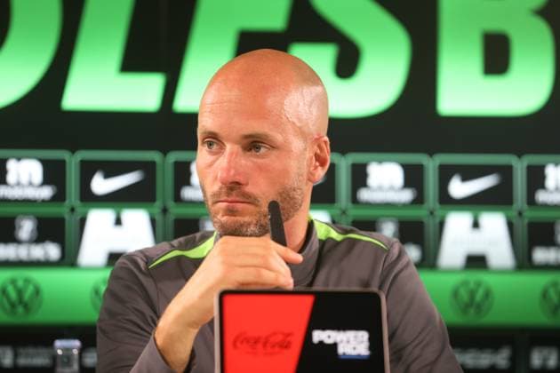 VfL PK Wolfsburg, 23.10.2025, FUßBALL - VfL Wolfsburg, Pressekonferenz vor dem Spiel gegen HSV, 1. Bundesliga, Saison 2024 25. Cheftrainer Paul Simonis (VfL Wolfsburg) Wolfsburg