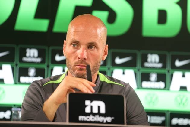 VfL PK Wolfsburg, 23.10.2025, FUßBALL - VfL Wolfsburg, Pressekonferenz vor dem Spiel gegen HSV, 1. Bundesliga, Saison 2024 25. Cheftrainer Paul Simonis (VfL Wolfsburg) Wolfsburg