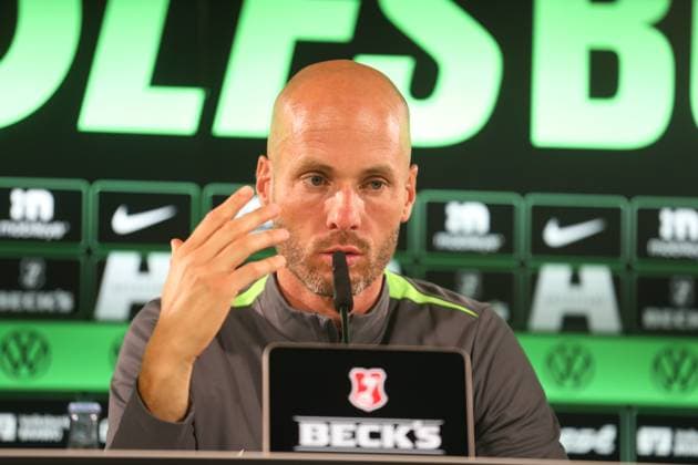 VfL PK Wolfsburg, 23.10.2025, FUßBALL - VfL Wolfsburg, Pressekonferenz vor dem Spiel gegen HSV, 1. Bundesliga, Saison 2024 25. Cheftrainer Paul Simonis (VfL Wolfsburg) Wolfsburg
