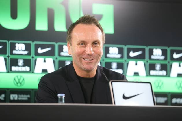VfL PK Wolfsburg, 23.10.2025, FUßBALL - VfL Wolfsburg, Pressekonferenz vor dem Spiel gegen HSV, 1. Bundesliga, Saison 2024 25. Sportdirektor Sebastian Szindzielorz (VfL Wolfsburg) Wolfsburg