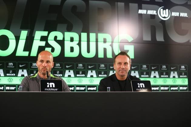 VfL PK Wolfsburg, 23.10.2025, FUßBALL - VfL Wolfsburg, Pressekonferenz vor dem Spiel gegen HSV, 1. Bundesliga, Saison 2024 25. Cheftrainer Paul Simonis (VfL Wolfsburg), Sportdirektor Sebastian Szindzielorz (VfL Wolfsburg) Wolfsburg