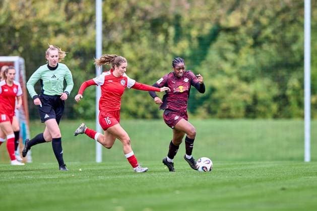23.10.2025, GER, Frauenfußball, Testspiel, 2025 2026, RB Leipzig - Turbine Potsdam Persis Oteng (9, RB Leipzig), Freisteller, Aktion, mit Ball Leipzig Sportschule Egidius Braun Sachsen Deutschland