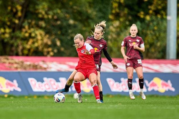 23.10.2025, GER, Frauenfußball, Testspiel, 2025 2026, RB Leipzig - Turbine Potsdam Zoe Werner (16, RB Leipzig, Aktion, Zweikampf um Ball Leipzig Sportschule Egidius Braun Sachsen Deutschland