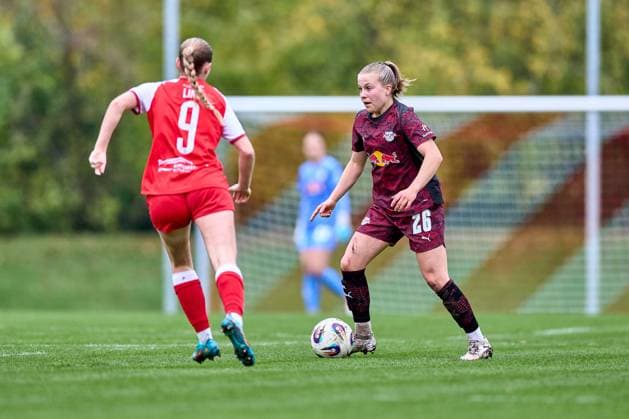 23.10.2025, GER, Frauenfußball, Testspiel, 2025 2026, RB Leipzig - Turbine Potsdam Luca Graf (26, RB Leipzig), Freisteller, Aktion, mit Ball Leipzig Sportschule Egidius Braun Sachsen Deutschland