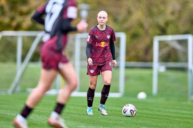 23.10.2025, GER, Frauenfußball, Testspiel, 2025 2026, RB Leipzig - Turbine Potsdam Emma Jensen (11, RB Leipzig), Freisteller, Aktion , mit Ball Leipzig Sportschule Egidius Braun Sachsen Deutschland