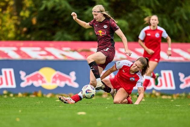 23.10.2025, GER, Frauenfußball, Testspiel, 2025 2026, RB Leipzig - Turbine Potsdam Kyra Spitzner (23, RB Leipzig), Aktion, wir gefoult, Kampf um Ball Leipzig Sportschule Egidius Braun Sachsen Deutschland