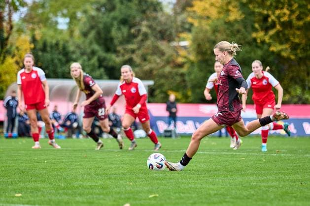 23.10.2025, GER, Frauenfußball, Testspiel, 2025 2026, RB Leipzig - Turbine Potsdam Marlene Müller (27, RB Leipzig), Freisteller, Aktion, Schuss, Elfmeter, zum 1:0 Leipzig Sportschule Egidius Braun Sachsen Deutschland