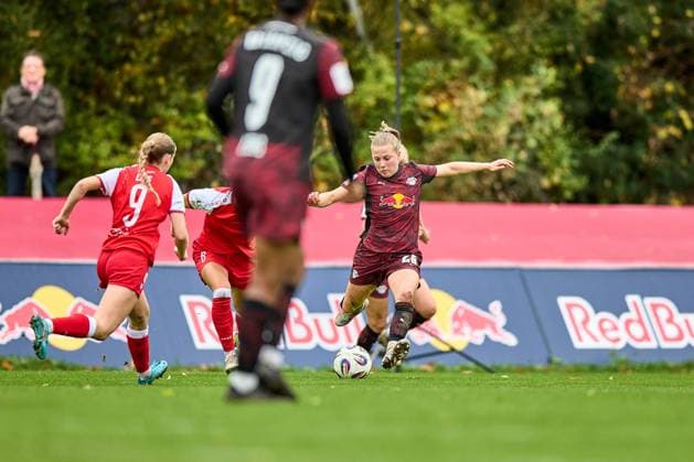 23.10.2025, GER, Frauenfußball, Testspiel, 2025 2026, RB Leipzig - Turbine Potsdam Luca Graf (26, RB Leipzig), fs , Aktion, Schuss, mit Ball Leipzig Sportschule Egidius Braun Sachsen Deutschland