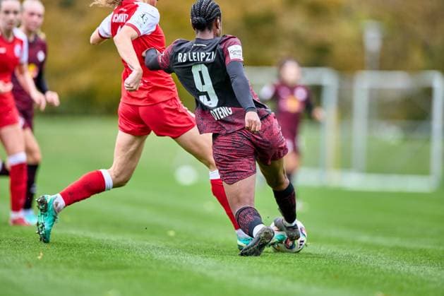 23.10.2025, GER, Frauenfußball, Testspiel, 2025 2026, RB Leipzig - Turbine Potsdam Persis Oteng (9, RB Leipzig), Aktion, Rückansicht, mit Ball Leipzig Sportschule Egidius Braun Sachsen Deutschland