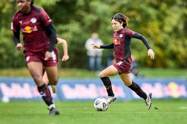 23.10.2025, GER, Frauenfußball, Testspiel, 2025 2026, RB Leipzig - Turbine Potsdam Mai Kadowaki (15, RB Leipzig), Freisteller, Aktion, mit Ball Leipzig Sportschule Egidius Braun Sachsen Deutschland
