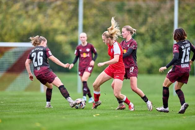 23.10.2025, GER, Frauenfußball, Testspiel, 2025 2026, RB Leipzig - Turbine Potsdam Luca Graf (26, RB Leipzig, li.), Marlene Müller (27, RB Leipzig), Kampf um Ball Leipzig Sportschule Egidius Braun Sachsen Deutschland