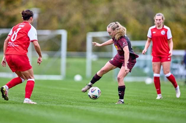 23.10.2025, GER, Frauenfußball, Testspiel, 2025 2026, RB Leipzig - Turbine Potsdam Lou-Ann Joly (6, RB Leipzig), Freisteller, Aktion, mit Ball Leipzig Sportschule Egidius Braun Sachsen Deutschland
