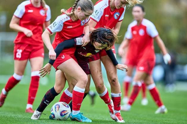 23.10.2025, GER, Frauenfußball, Testspiel, 2025 2026, RB Leipzig - Turbine Potsdam Mai Kadowaki (15, RB Leipzig) wird in die Zange genommen, mit Ball Leipzig Sportschule Egidius Braun Sachsen Deutschland