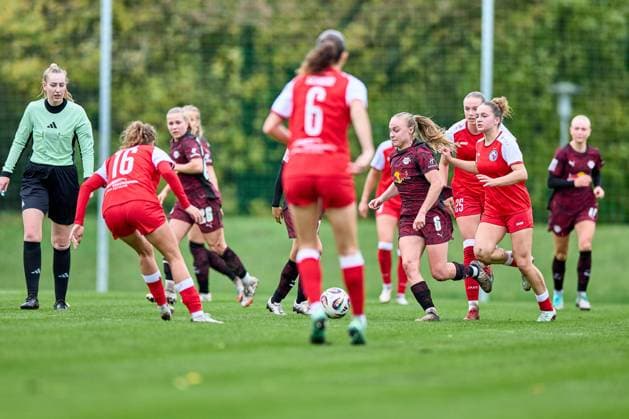 23.10.2025, GER, Frauenfußball, Testspiel, 2025 2026, RB Leipzig - Turbine Potsdam Lou-Ann Joly (6, RB Leipzig), Freisteller, mit Ball, zwischen Gegenspielerinnen Leipzig Sportschule Egidius Braun Sachsen Deutschland