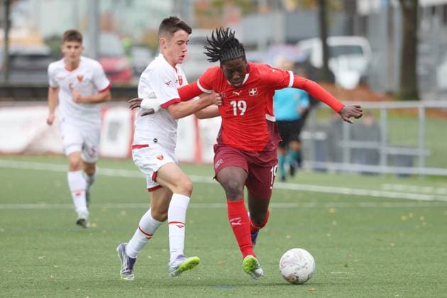 U16 Schweiz - Montenegro Lazar Grbovic gegen Ernest Mbarga Ndongo U16 Schweiz - Montenegro 23.10.2025 Stadion Bruehl in Muri, SCHWEIZ, Saison 2025 2026 Herren Fussball Testspiel U16 Nationalmannschaft Schweiz - Montenegro Lazar Grbovic (li,Montenegro) gegen Ernest Mbarga Ndongo (Schweiz)