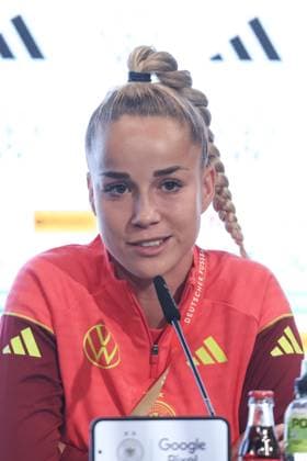 Fussball, UEFA Women™s Nations League Saison 2025 2026 Pressekonferenz Deutschland vor dem Halbfinal Hinspiel gegen Frankreich 23.10.2025, MERKUR SPIEL-ARENA Giulia Gwinn (Deutschland, 7) Düsseldorf MERKUR SPIEL-ARENA Nordrhein-Westfalen Deutschland *** Sport, Football, UEFA Women™s Nations League 2025 2026 season Press conference Germany ahead of the semi-final first leg against France 23 10 2025, MERKUR SPIEL ARENA Giulia Gwinn Germany, 7 Düsseldorf MERKUR SPIEL ARENA North Rhine-Westphalia Germany