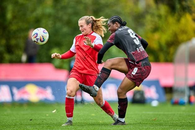 23.10.2025, GER, Frauenfußball, Testspiel, 2025 2026, RB Leipzig - Turbine Potsdam Persis Oteng (9, RB Leipzig), Aktion, Schuss, mit Ball Leipzig Sportschule Egidius Braun Sachsen Deutschland