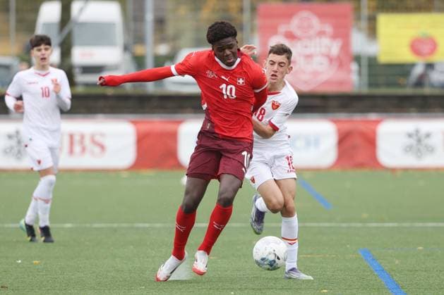 U16 Schweiz - Montenegro Raphael Henoc Sababoude Coulibaly gegen Lazar Grbovic U16 Schweiz - Montenegro 23.10.2025 Stadion Bruehl in Muri, SCHWEIZ, Saison 2025 2026 Herren Fussball Testspiel U16 Nationalmannschaft Schweiz - Montenegro Raphael Henoc Sababoude Coulibaly (li,Schweiz) gegen Lazar Grbovic (Montenegro)
