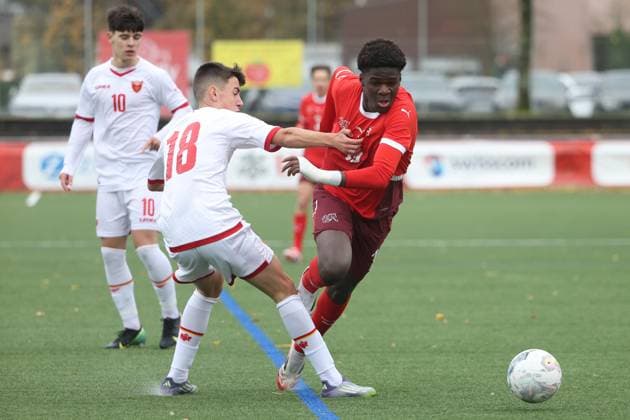 U16 Schweiz - Montenegro Lazar Grbovic gegen Raphael Henoc Sababoude Coulibaly U16 Schweiz - Montenegro 23.10.2025 Stadion Bruehl in Muri, SCHWEIZ, Saison 2025 2026 Herren Fussball Testspiel U16 Nationalmannschaft Schweiz - Montenegro Lazar Grbovic (li,Montenegro) gegen Raphael Henoc Sababoude Coulibaly (Schweiz)