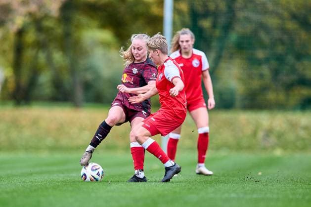 23.10.2025, GER, Frauenfußball, Testspiel, 2025 2026, RB Leipzig - Turbine Potsdam Lou-Ann Joly (6, RB Leipzig), Aktion, stoppt Ball, Zweikampf Leipzig Sportschule Egidius Braun Sachsen Deutschland