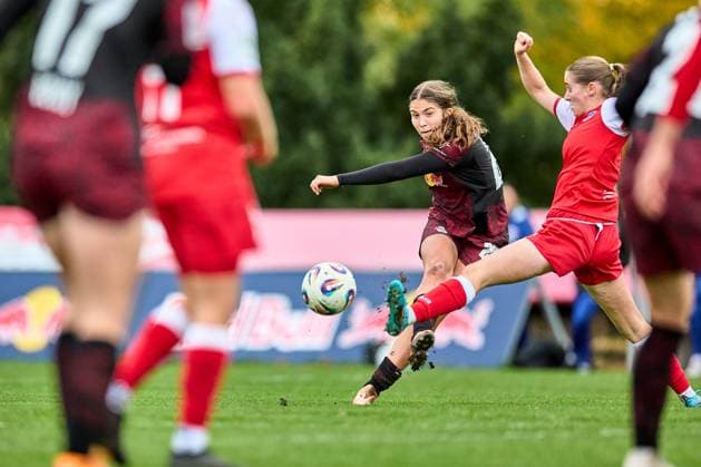 23.10.2025, GER, Frauenfußball, Testspiel, 2025 2026, RB Leipzig - Turbine Potsdam Leonie Eckert (24, RB Leipzig), Aktion, Schuss, schaut Ball hinterher Leipzig Sportschule Egidius Braun Sachsen Deutschland