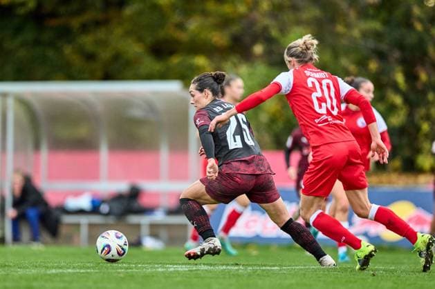 23.10.2025, GER, Frauenfußball, Testspiel, 2025 2026, RB Leipzig - Turbine Potsdam Ebony Madrid (25, RB Leipzig), Aktion, Zweikampf um Ball Leipzig Sportschule Egidius Braun Sachsen Deutschland