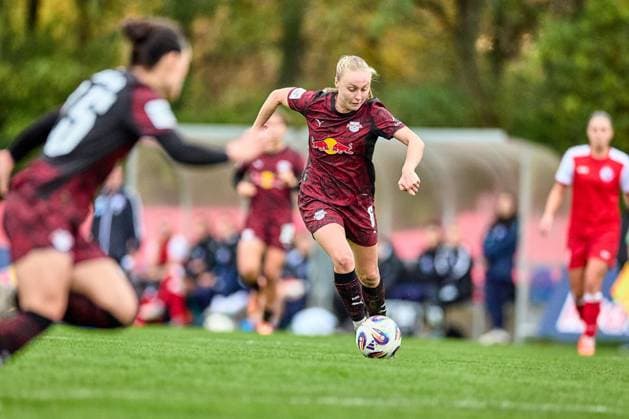 23.10.2025, GER, Frauenfußball, Testspiel, 2025 2026, RB Leipzig - Turbine Potsdam Lou-Ann Joly (6, RB Leipzig), Aktion, mit Ball, dribbelt Leipzig Sportschule Egidius Braun Sachsen Deutschland