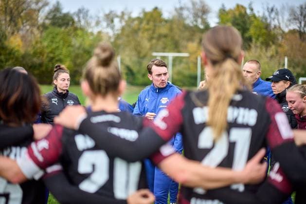 23.10.2025, GER, Frauenfußball, Testspiel, 2025 2026, RB Leipzig - Turbine Potsdam Jonas Stephan (Cheftrainer, RB Leipzig), im Mannschaftskreis, nach Abpfiff Leipzig Sportschule Egidius Braun Sachsen Deutschland