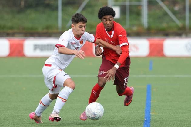 U16 Schweiz - Montenegro Uros Josanovic gegen Lionel Ikenna Ikezu U16 Schweiz - Montenegro 23.10.2025 Stadion Bruehl in Muri AG, SCHWEIZ, Saison 2025 2026 Herren Fussball Testspiel U16 Nationalmannschaft Schweiz - Montenegro Uros Josanovic (li,Montenegro) gegen Lionel Ikenna Ikezu (Schweiz)