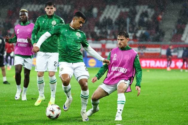 SOCCER - UEFA EL, RBS vs Ferencvaros SALZBURG,AUSTRIA,23.OCT.25 - SOCCER - UEFA Europa League, Red Bull Salzburg vs Ferencvaros Budapest. Image shows Cadu and Gabi Kanichowsky (Budapest) during warm up.  GEPAxpictures xDavidxGeieregger