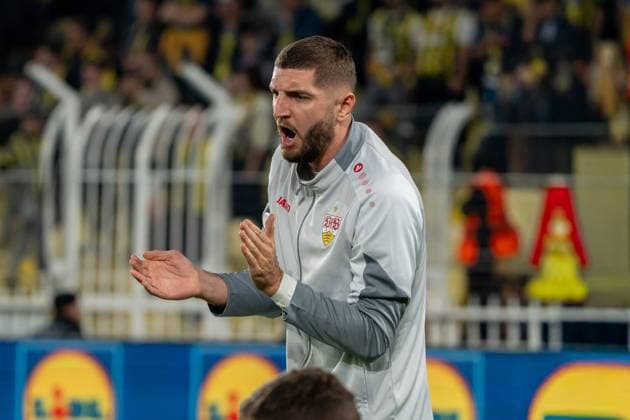 Jeff Chabot (VfB Stuttgart, 24) feuert Teamkollegen an, TUR, Fenerbahce Istanbul vs. VfB Stuttgart, Fussball, UEFA Europa League, Spieltag 3, Spielzeit 2025 2026, 23.10.2025, TUR, Fenerbahce Istanbul vs. VfB Stuttgart, Fussball, UEFA Europa League, Spieltag 3, Spielzeit 2025 2026, 23.10.2025, Istanbul Copyright: xEibner-Pressefoto EdwardxCheungx EP_ECG