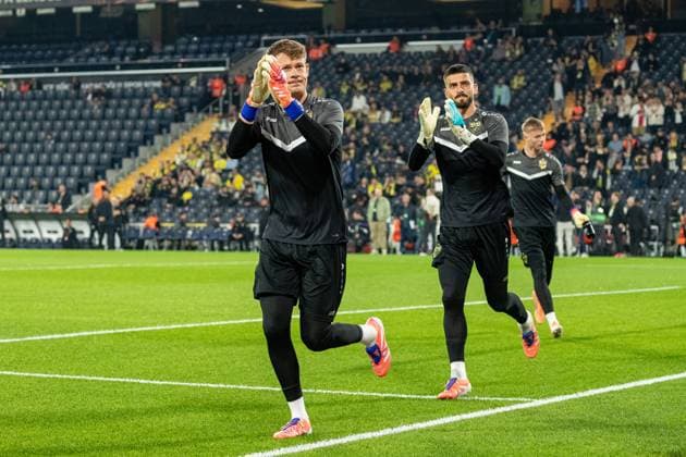 Istanbul , Europa League Fenerbahce Istanbul vs. VfB Stuttgart , von links: Alexander Nübel Fabian Bredlow Florian Hellstern