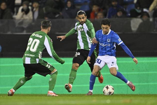 12? Real Betis s Ricardo? Rodriguez and Genk s Konstantinos Kos Karetsas fight for the ball during a soccer game between Belgian soccer team KRC Genk and Spanish club Real Betis Balompie, on Thursday 23 October 2025, in Genk, third game (out of 8) in the league phase of the UEFA Europa League competition. JOHAN EYCKENS JohanxEyckens  x137720817x