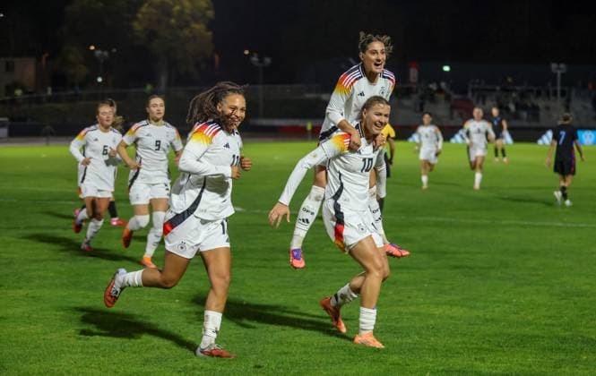 DEU, Fulda, Deutschland U 23 vs England U 23, Länderspielrunde, DFB, Saison 2526, Stadion der Stadt Fulda im Sportpark Johannisau, Gruppe A, 1. Spieltag im Bild: Larissa Mühlhaus (Deutschland U23) erzielt das Tor zum 1:0, goal scored, Jubel mit Ilayda Acikgöz (Deutschland U23) DFB DFL REGULATIONS PROHIBIT ANY USE OF PHOTOGRAPHS AS IMAGE SEQUENCES AND OR QUASI-VIDEO, 23.10.2025 Copyright: HMBxMedia HendrikxHamelau