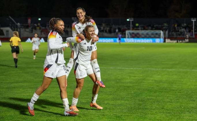 DEU, Fulda, Deutschland U 23 vs England U 23, Länderspielrunde, DFB, Saison 2526, Stadion der Stadt Fulda im Sportpark Johannisau, Gruppe A, 1. Spieltag im Bild: Larissa Mühlhaus (Deutschland U23) erzielt das Tor zum 1:0, goal scored, Jubel mit Ilayda Acikgöz (Deutschland U23) DFB DFL REGULATIONS PROHIBIT ANY USE OF PHOTOGRAPHS AS IMAGE SEQUENCES AND OR QUASI-VIDEO, 23.10.2025 Copyright: HMBxMedia HendrikxHamelau