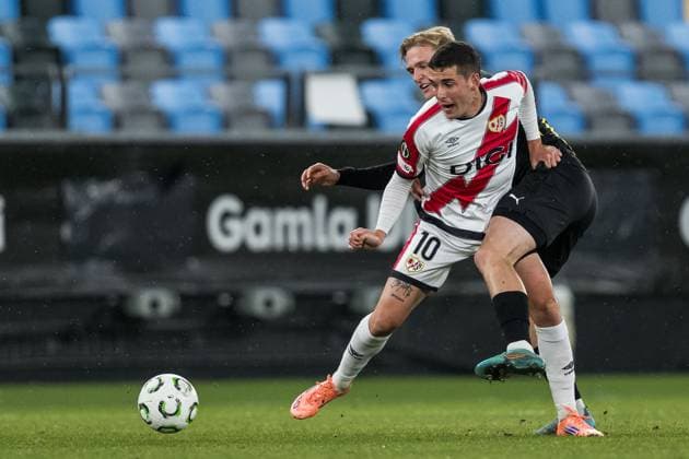 251023 Sergio Camello of Rayo Vallecano and Olle Samuelsson of Häcken during the UEFA Conference League football match between Häcken and Rayo Vallecano on October 23, 2025 in Gothenburg. Photo: Mathias Bergeld BILDBYRAN kod MB MB1226 fotboll football soccer fotball uefa conference league conference league häcken rayo vallecano bbeng Copyright: MATHIASxBERGELD BB251023MB024