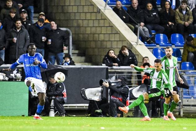 Genk s Yaimar Medina and 07? Real Betis s Antony pictured in action during a soccer game between Belgian soccer team KRC Genk and Spanish club Real Betis Balompie, on Thursday 23 October 2025, in Genk, third game (out of 8) in the league phase of the UEFA Europa League competition. TOM GOYVAERTS TomxGoyvaerts  x137720905x