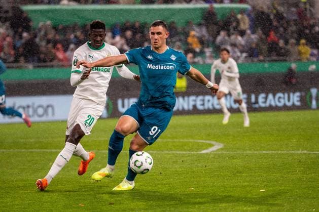 SOCCER - UEFA ECL, Rapid vs Fiorentina VIENNA,AUSTRIA,23.OCT.25 - SOCCER - UEFA Conference League, SK Rapid Wien vs ACF Fiorentina. Image shows Ange Ahoussou (Rapid) and Roberto Piccoli (Fiorentina).  GEPAxpictures xPhilippxBrem