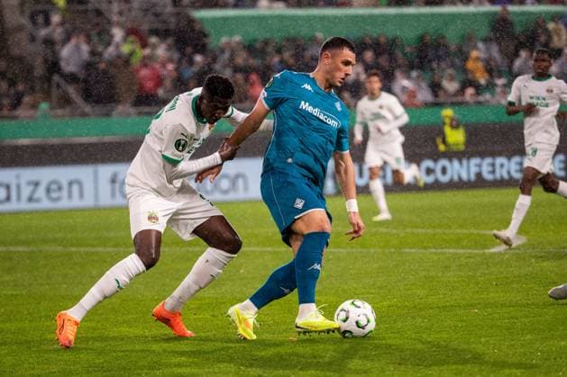 SOCCER - UEFA ECL, Rapid vs Fiorentina VIENNA,AUSTRIA,23.OCT.25 - SOCCER - UEFA Conference League, SK Rapid Wien vs ACF Fiorentina. Image shows Ange Ahoussou (Rapid) and Roberto Piccoli (Fiorentina).  GEPAxpictures xPhilippxBrem