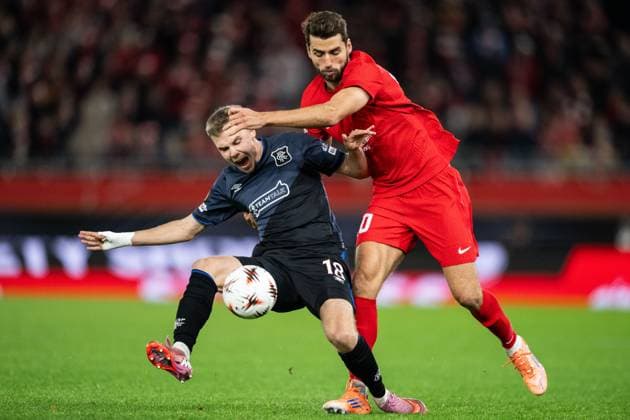 251023 Oliver Antman of Rangers and Vetle Dragsnes of Brann during the UEFA Europa League football match between Brann and Rangers on October 23, 2025 in Bergen. Photo: Marius Simensen BILDBYRAN COP 238 MM0046 fotboll football soccer fotball uefa europa league brann - rangers bbeng Copyright: MARIUSxSIMENSEN BB251023BB599