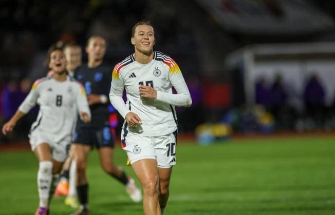 DEU, Fulda, Deutschland U 23 vs England U 23, Länderspielrunde, DFB, Saison 2526, Stadion der Stadt Fulda im Sportpark Johannisau, Gruppe A, 1. Spieltag im Bild: Larissa Mühlhaus (Deutschland U23) erzielt das Tor zum 1:0, goal scored, Jubel mit Ilayda Acikgöz (Deutschland U23) DFB DFL REGULATIONS PROHIBIT ANY USE OF PHOTOGRAPHS AS IMAGE SEQUENCES AND OR QUASI-VIDEO, 23.10.2025 Copyright: HMBxMedia HendrikxHamelau