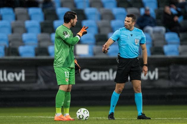 251023 Goalkeeper Augusto Batalla of Rayo Vallecano in talks with referee Antoni Bandic during the UEFA Conference League football match between Häcken and Rayo Vallecano on October 23, 2025 in Gothenburg. Photo: Mathias Bergeld BILDBYRAN kod MB MB1226 fotboll football soccer fotball uefa conference league conference league häcken rayo vallecano bbeng Copyright: MATHIASxBERGELD BB251023MB026