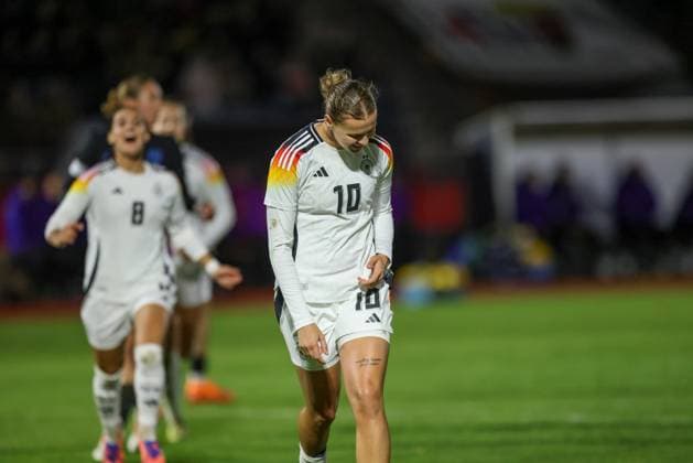 DEU, Fulda, Deutschland U 23 vs England U 23, Länderspielrunde, DFB, Saison 2526, Stadion der Stadt Fulda im Sportpark Johannisau, Gruppe A, 1. Spieltag im Bild: Larissa Mühlhaus (Deutschland U23) erzielt das Tor zum 1:0, goal scored, Jubel mit Ilayda Acikgöz (Deutschland U23) DFB DFL REGULATIONS PROHIBIT ANY USE OF PHOTOGRAPHS AS IMAGE SEQUENCES AND OR QUASI-VIDEO, 23.10.2025 Copyright: HMBxMedia HendrikxHamelau