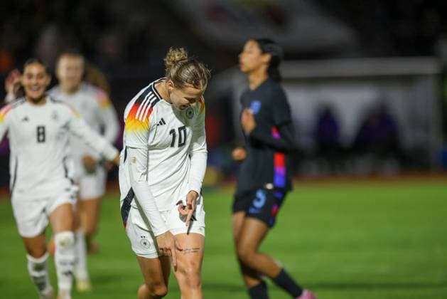 DEU, Fulda, Deutschland U 23 vs England U 23, Länderspielrunde, DFB, Saison 2526, Stadion der Stadt Fulda im Sportpark Johannisau, Gruppe A, 1. Spieltag im Bild: Larissa Mühlhaus (Deutschland U23) erzielt das Tor zum 1:0, goal scored, Jubel mit Ilayda Acikgöz (Deutschland U23) DFB DFL REGULATIONS PROHIBIT ANY USE OF PHOTOGRAPHS AS IMAGE SEQUENCES AND OR QUASI-VIDEO, 23.10.2025 Copyright: HMBxMedia HendrikxHamelau