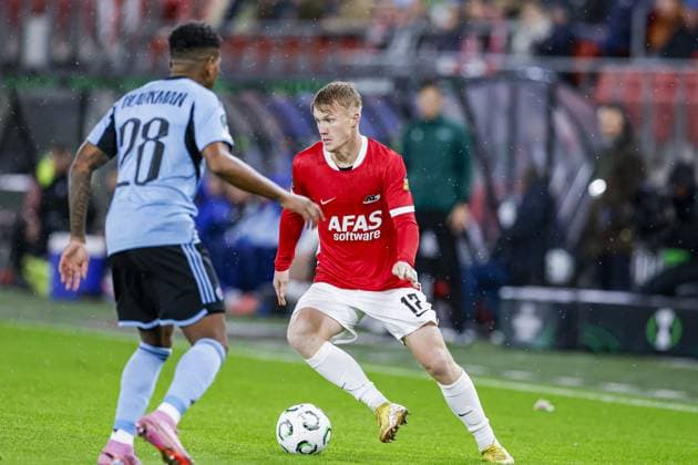 ALKMAAR , 23-10-2025 , AFAS Stadium , season 2025 2026 , UEFA Conference League football , League phase matchday 2 , match between AZ and SK Slovan Bratislava , picture shows AZ player Isak Jensen and SK Slovan Bratislava player Cesar Blackman AZ - Slovan Bratislava  x31654189x Copyright: