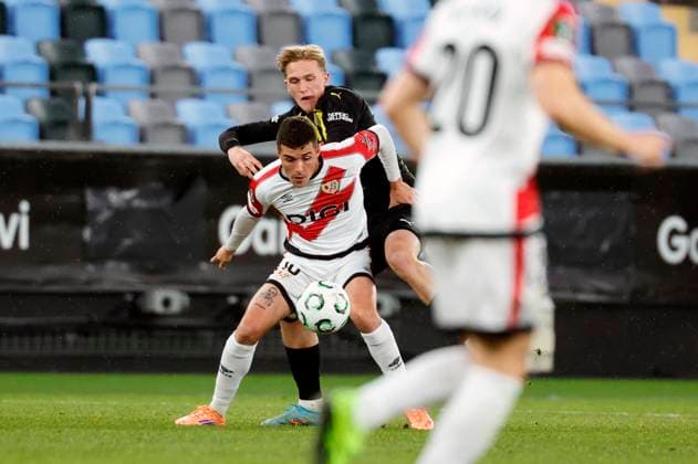 GOTHENBURG, SWEDEN 20251023 Häcken s Olle Samuelsson against Rayo Vallecano s Sergio Camello during the Conference League football match between BK Häcken and Rayo Vallecano at Gamla Ullevi in Gothenburg, Sweden, October 23, 2025. GÖTEBORG SWEDEN x9200x