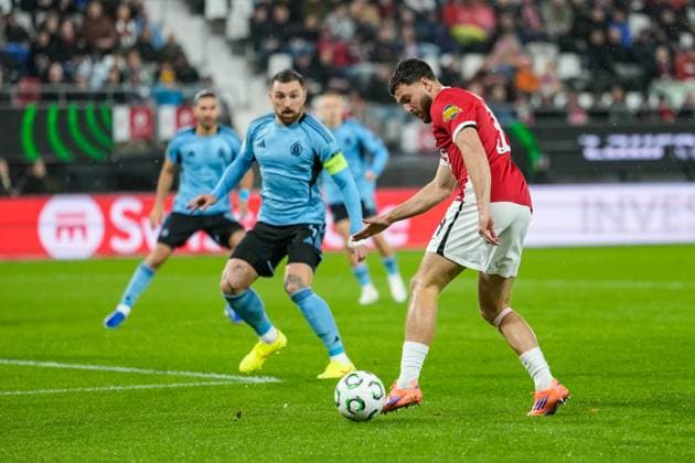 2025-10-23 AZ Alkmaar v Slovan Bratislava - UEFA Conference League 2025 26 League Phase MD2 ALKMAAR, NETHERLANDS - OCTOBER 23: Mees de Wit of AZ Alkmaar runs with the ball during the UEFA Conference League 2025 26 League Phase MD2 match between AZ Alkmaar and Slovan Bratislava at AFAS Stadion on October 23, 2025 in Alkmaar, Netherlands. Alkmaar AFAS Stadion Netherlands Content not available for redistribution in The Netherlands directly or indirectly through any third parties. Copyright: xEdxvanxdexPolx