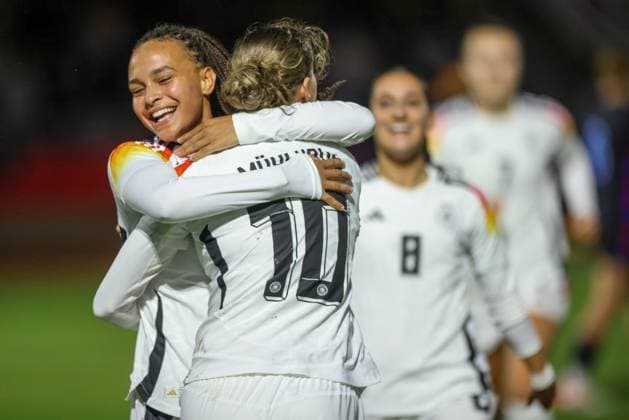 DEU, Fulda, Deutschland U 23 vs England U 23, Länderspielrunde, DFB, Saison 2526, Stadion der Stadt Fulda im Sportpark Johannisau, Gruppe A, 1. Spieltag im Bild: Larissa Mühlhaus (Deutschland U23) erzielt das Tor zum 1:0, goal scored, Jubel mit Lisa Baum (Deutschland U23) DFB DFL REGULATIONS PROHIBIT ANY USE OF PHOTOGRAPHS AS IMAGE SEQUENCES AND OR QUASI-VIDEO, 23.10.2025 *** DEU, Fulda, Germany U 23 vs England U 23, International match round, DFB, Season 2526, Stadion der Stadt Fulda im Sportpark Johannisau, Group A, 1 Matchday in picture Larissa Mühlhaus Germany U23 scores the goal for 1 0, goal scored, cheering with Lisa Baum Germany U23 DFB DFL REGULATIONS PROHIBIT ANY USE OF PHOTOGRAPHS AS IMAGE SEQUENCES AND OR QUASI VIDEO, 23 10 2025 Copyright: HMBxMedia HendrikxHamelau