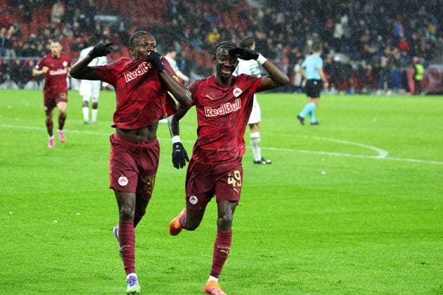 SOCCER - UEFA EL, RBS vs Ferencvaros SALZBURG,AUSTRIA,23.OCT.25 - SOCCER - UEFA Europa League, Red Bull Salzburg vs Ferencvaros Budapest. Image shows the recoicing of scorer Edmund Baidoo with his teammate Moussa Yeo (RBS).  GEPAxpictures xDavidxGeieregger